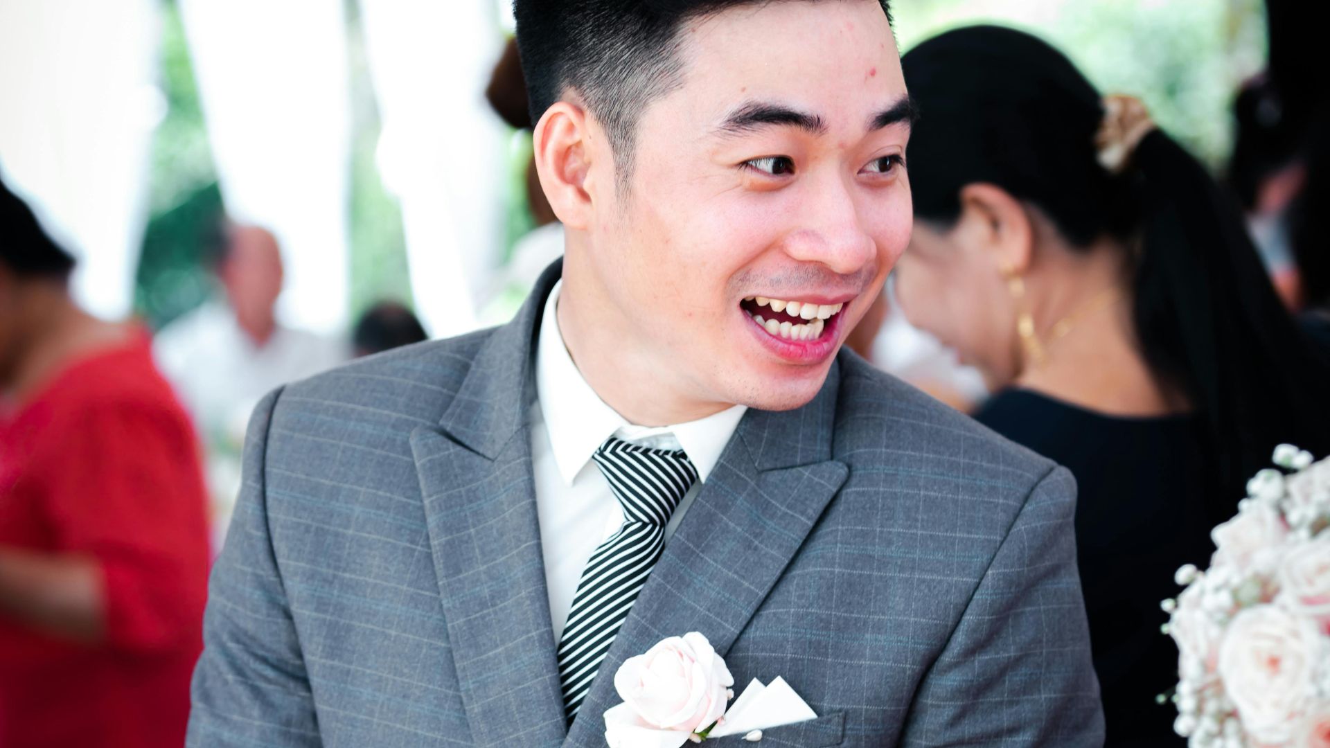 8. La tenue du personnage principal pour les invités au mariage