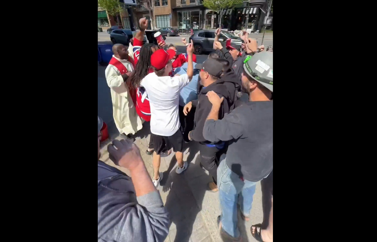 Georges Laraque and Stéphane Gonzalez called on a priest to cheer on the CH