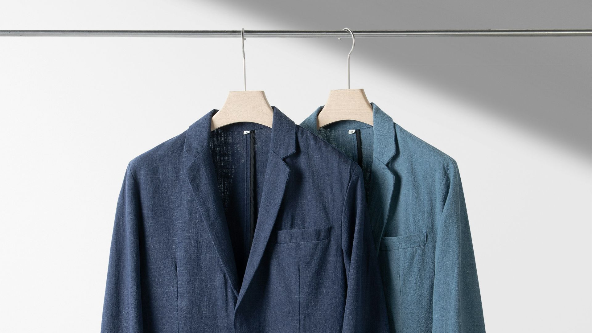 1. Un blazer bleu marine bien ajusté