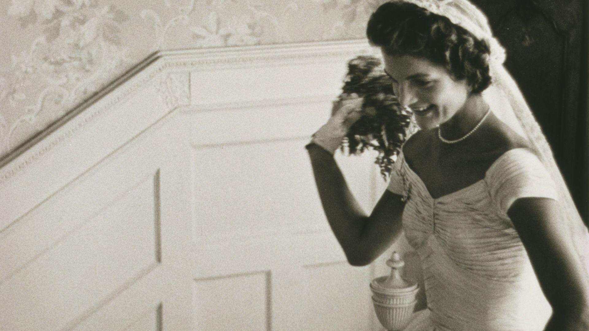 3. La robe à encolure en V de Jackie Kennedy