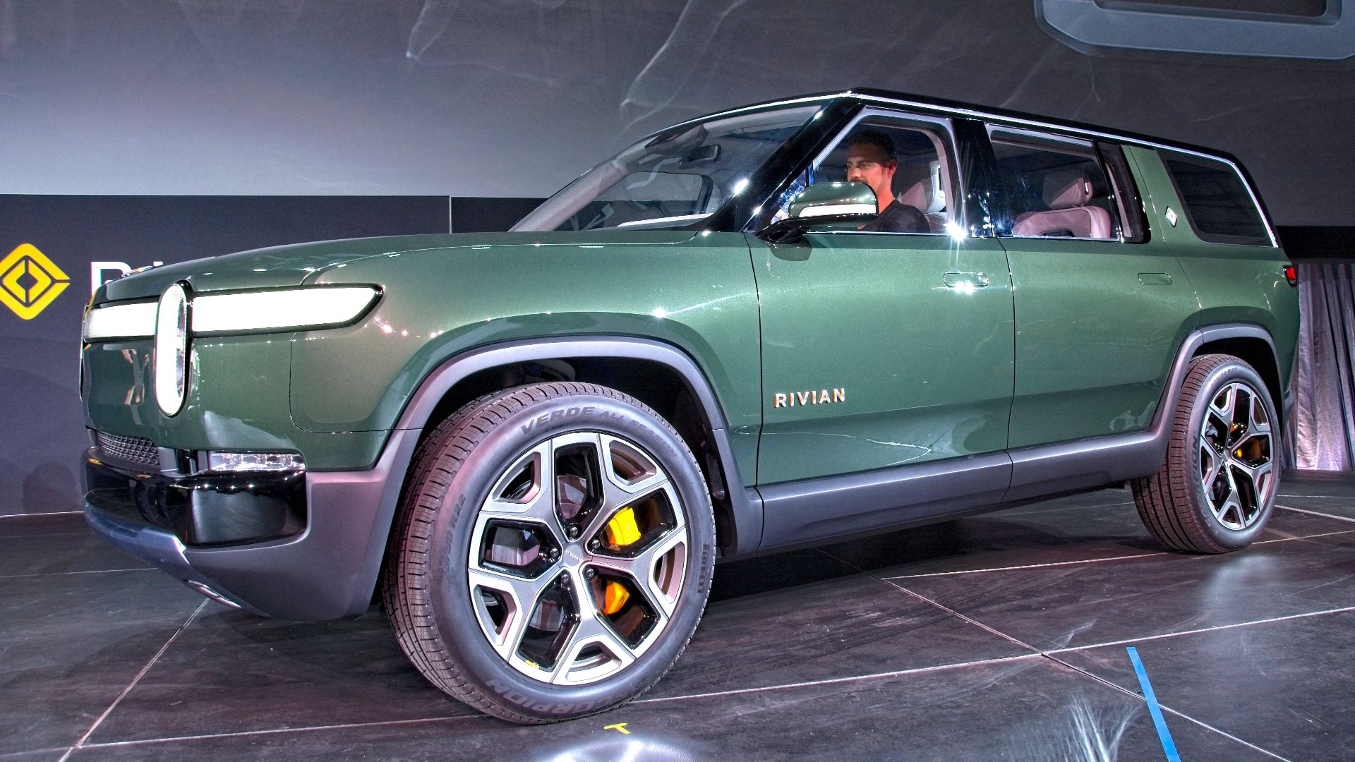 16. Rivian R1S
