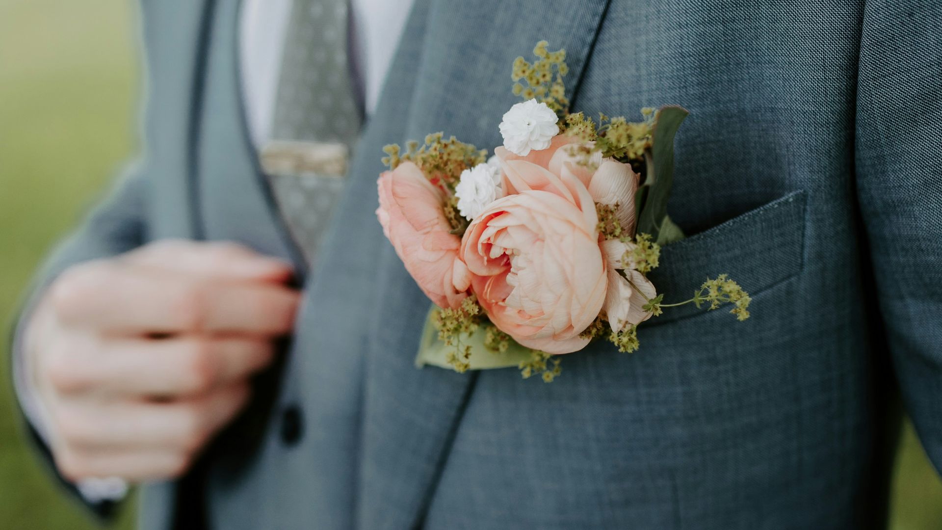 8. Une couleur de costume assortie à celle du mariage