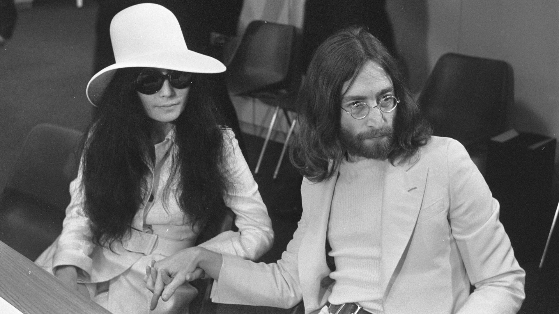 14. La mini-robe de Yoko Ono