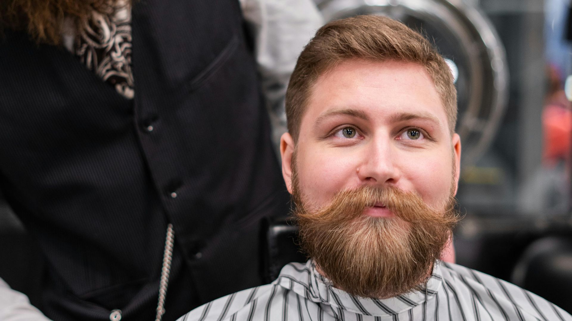 15. Une coiffure et une tenue assorties