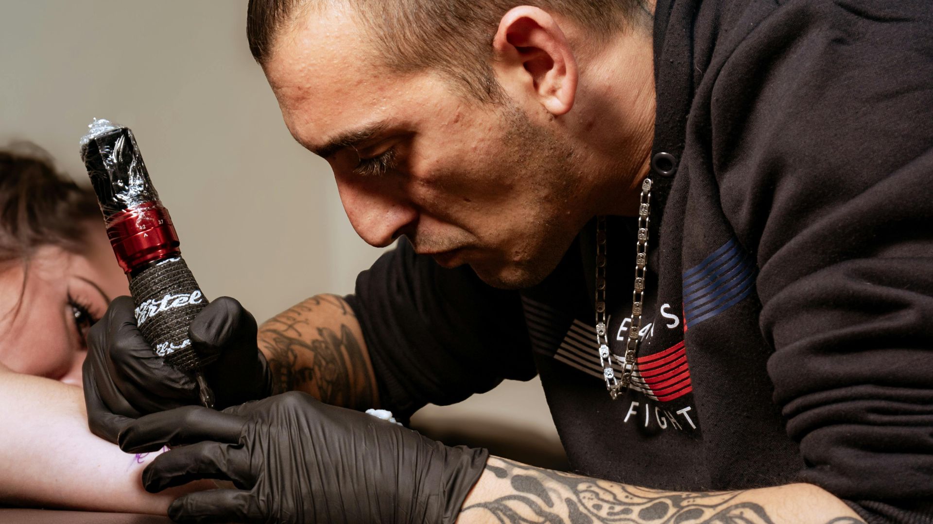 19. Un tatouage qui transforme les femmes en trophées