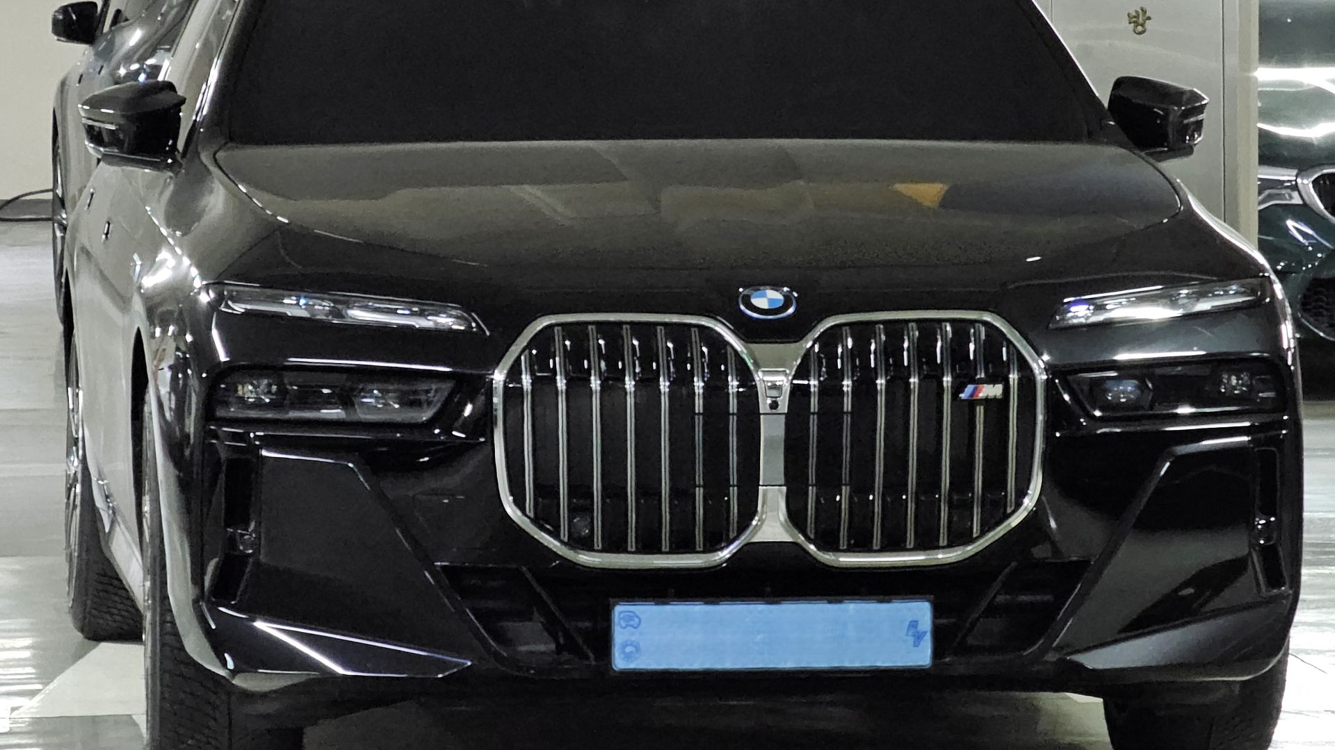 6. BMW i7 M70 xDrive