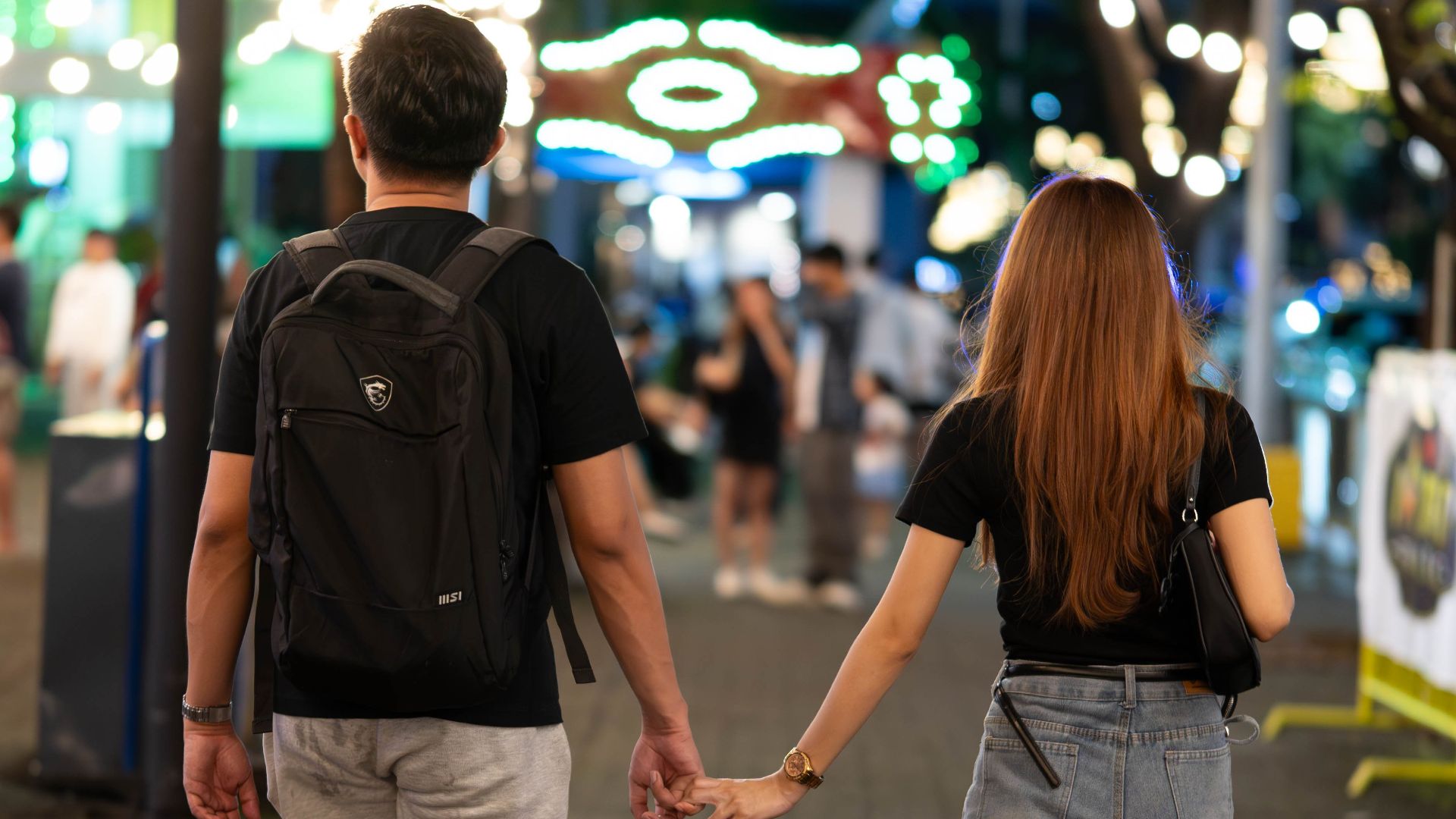 8. Ils se montrent soudainement très affectueux en présence d'autres personnes