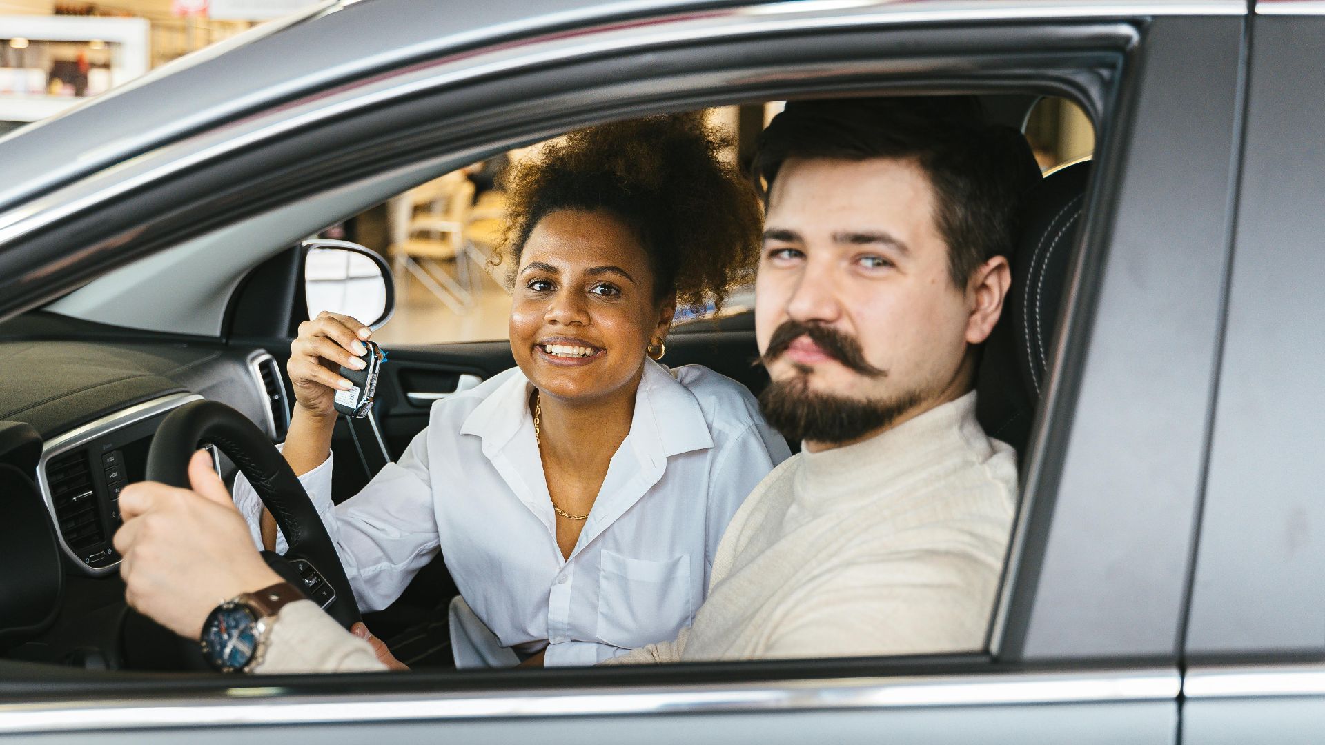 10 signes qui montrent qu’un vendeur de voiture essaie de vous arnaquer et 10 façons de l’empêcher