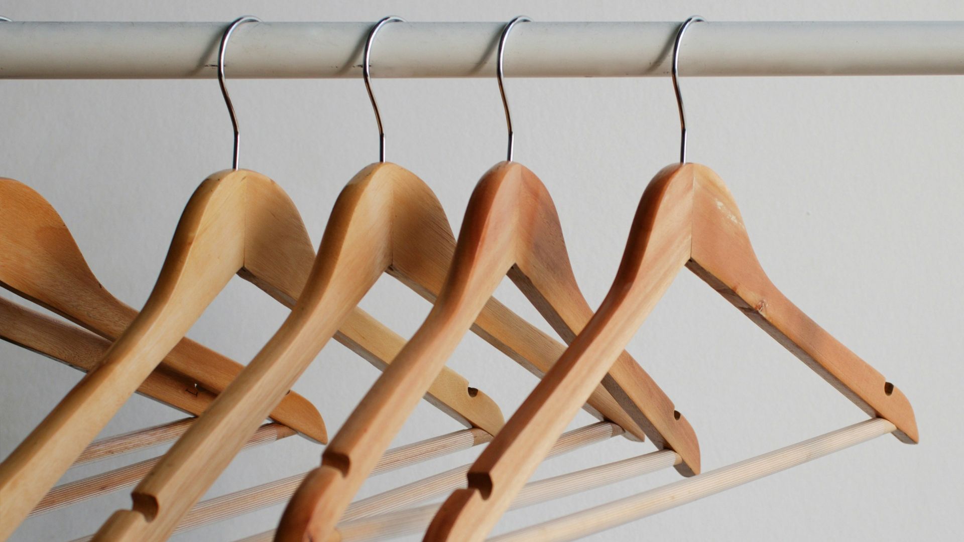 5. Investissez dans des cintres pour uniformes