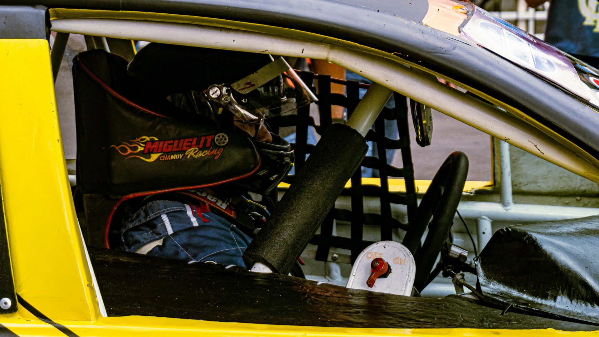 16. Obligation d'utiliser un dispositif de retenue tête-cou imposée par la NASCAR