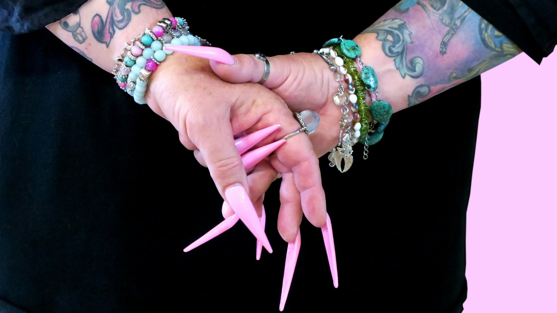 1. Des ongles en pointe acérés comme des lames de rasoir