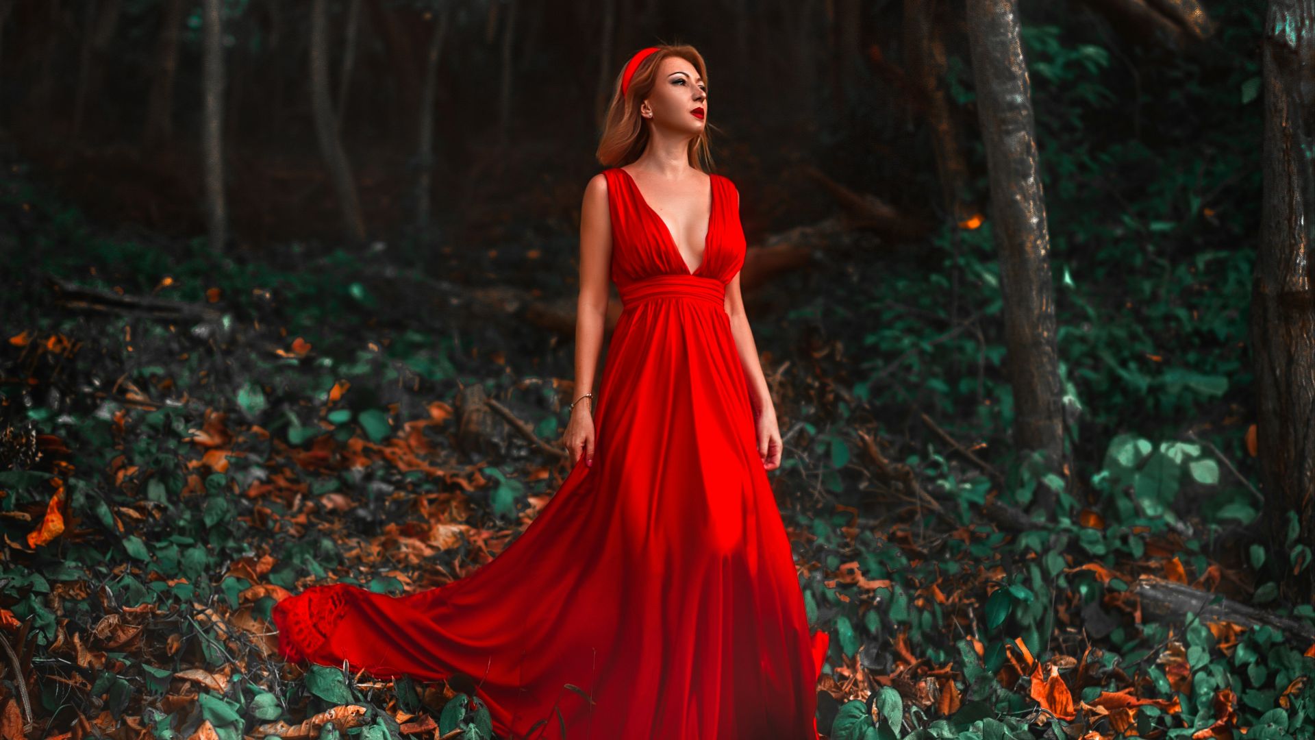 3. Une tenue rouge vif ou un rouge à lèvres rouge vif