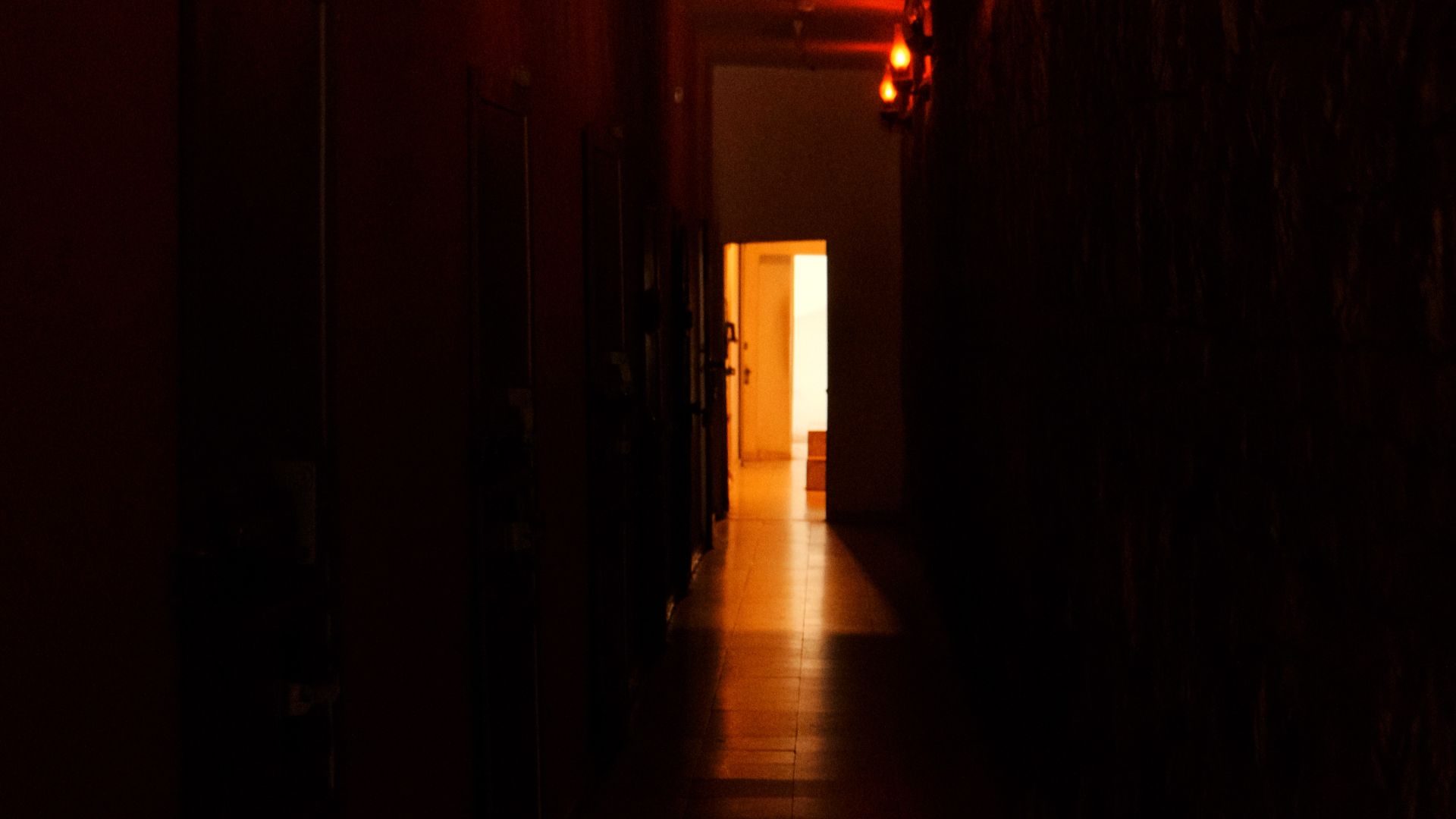 2. Couloirs sombres