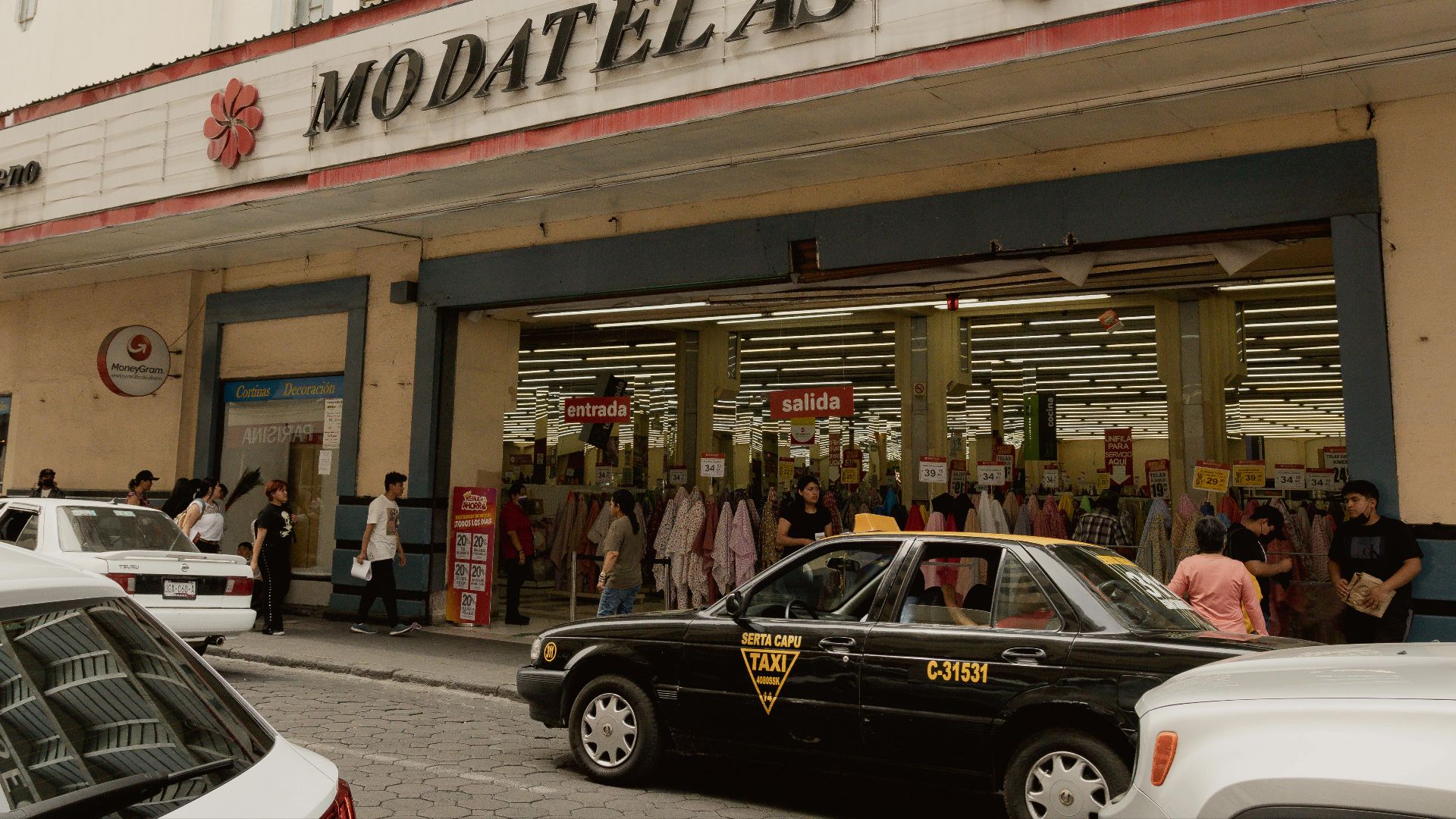 7. Ralentir à l'approche des entrées des magasins