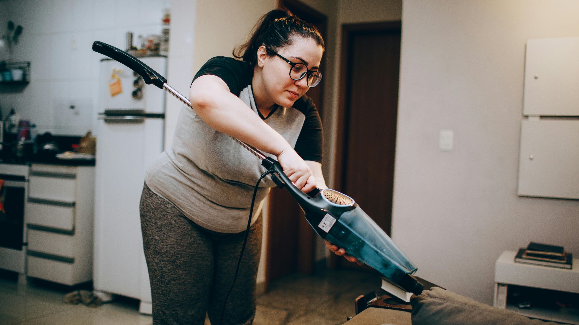 16. Passer l'aspirateur en adoptant une mauvaise posture
