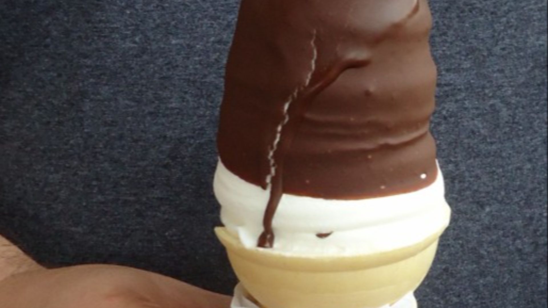 6. Cornet trempé dans du chocolat