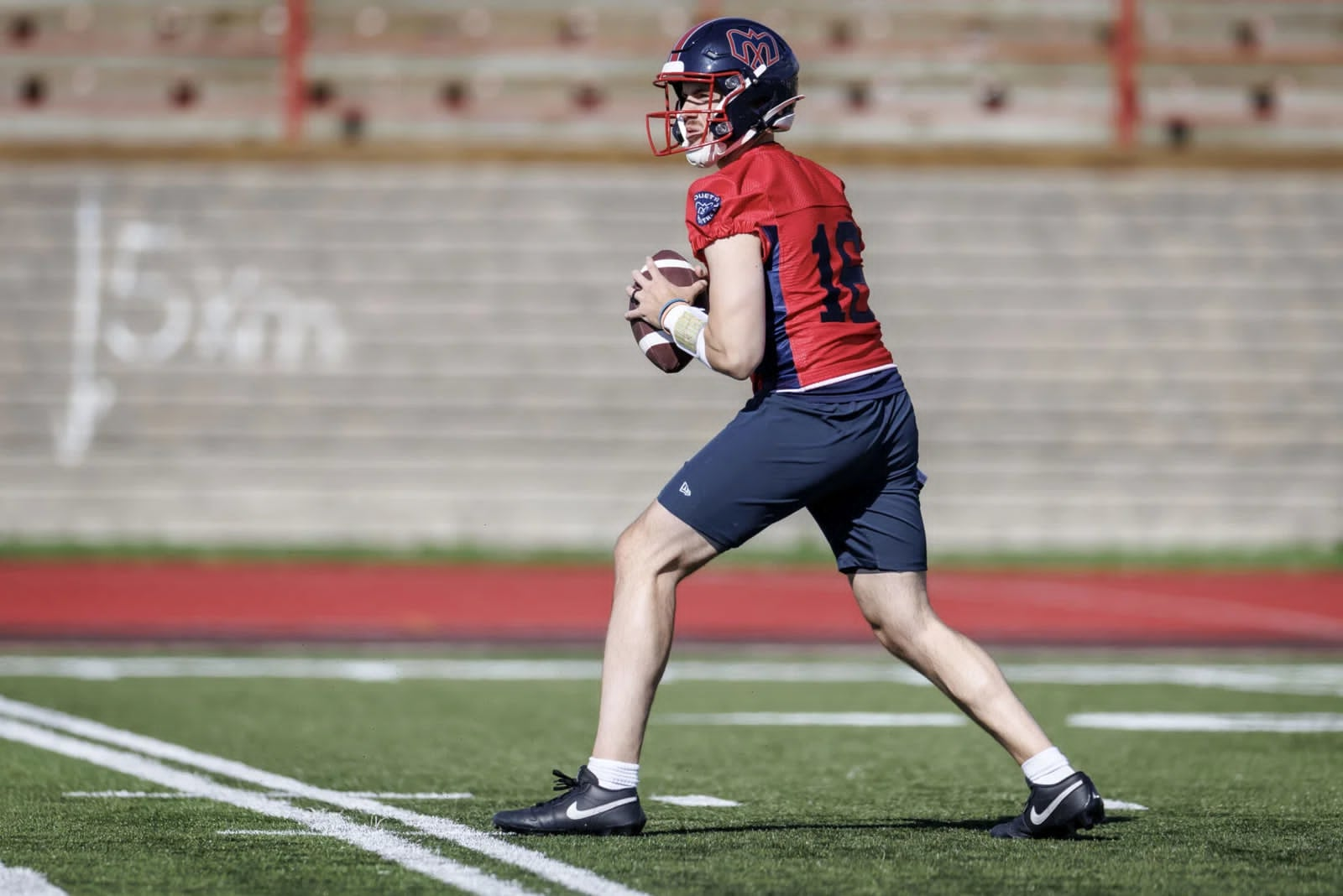 A veteran quarterback decides to choose the Alouettes over the Lions