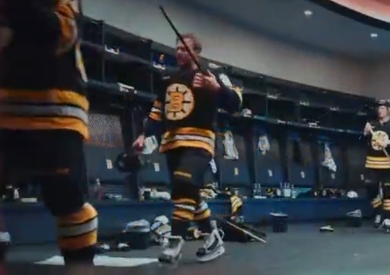 VIDEO: David Pastrnak tears into his team in the locker room during a game