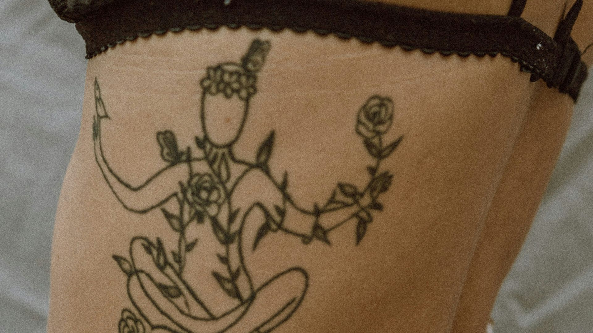 9. Tatouage minimaliste sur les côtes