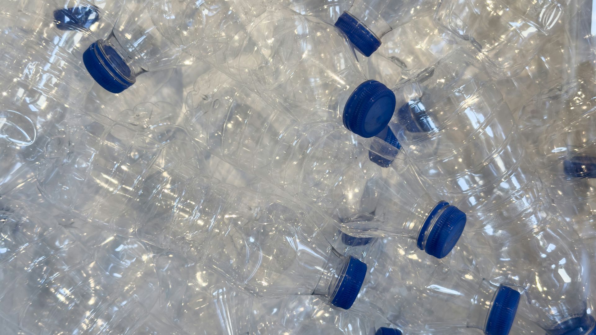 2. Six bouteilles d'eau à moitié vides