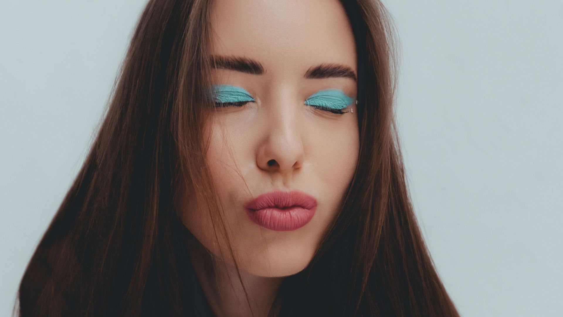 9. Une combinaison mal assortie entre un trait d'eyeliner épais et un fard à paupières foncé