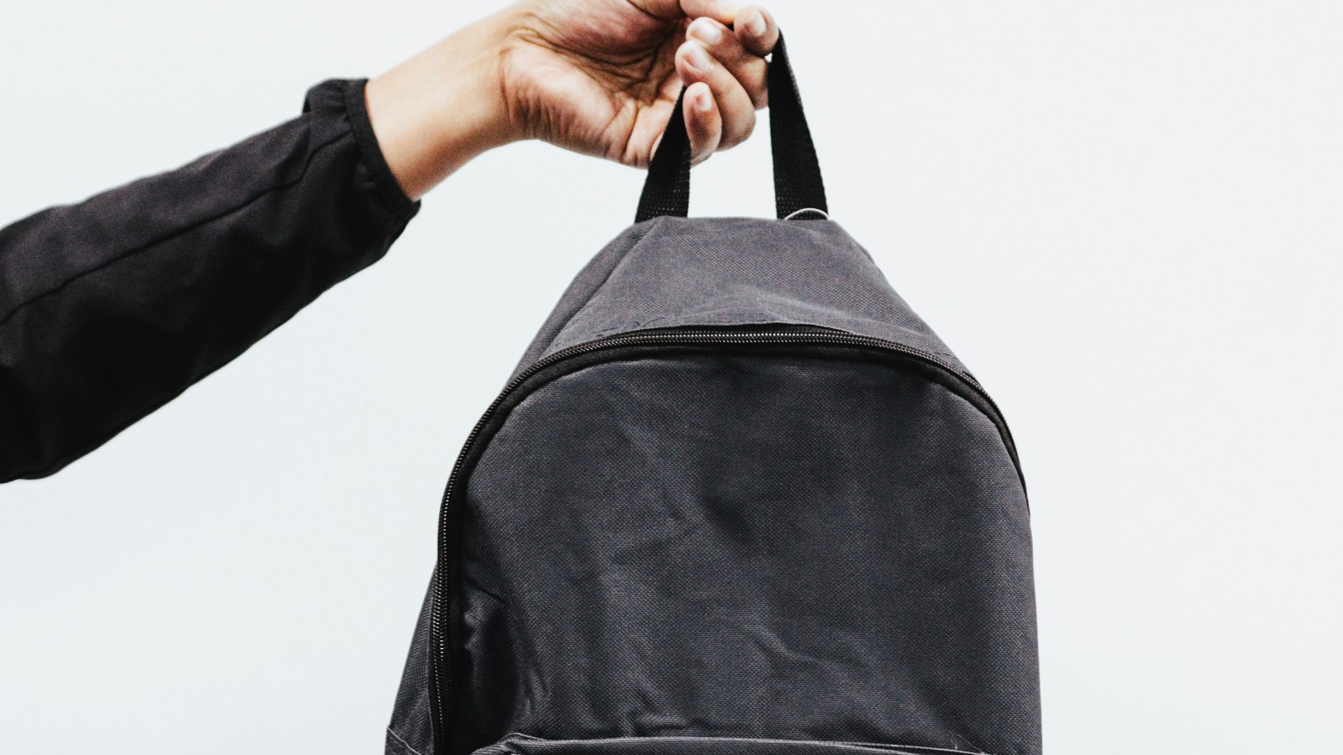 20. Porter un sac à dos avec une tenue professionnelle