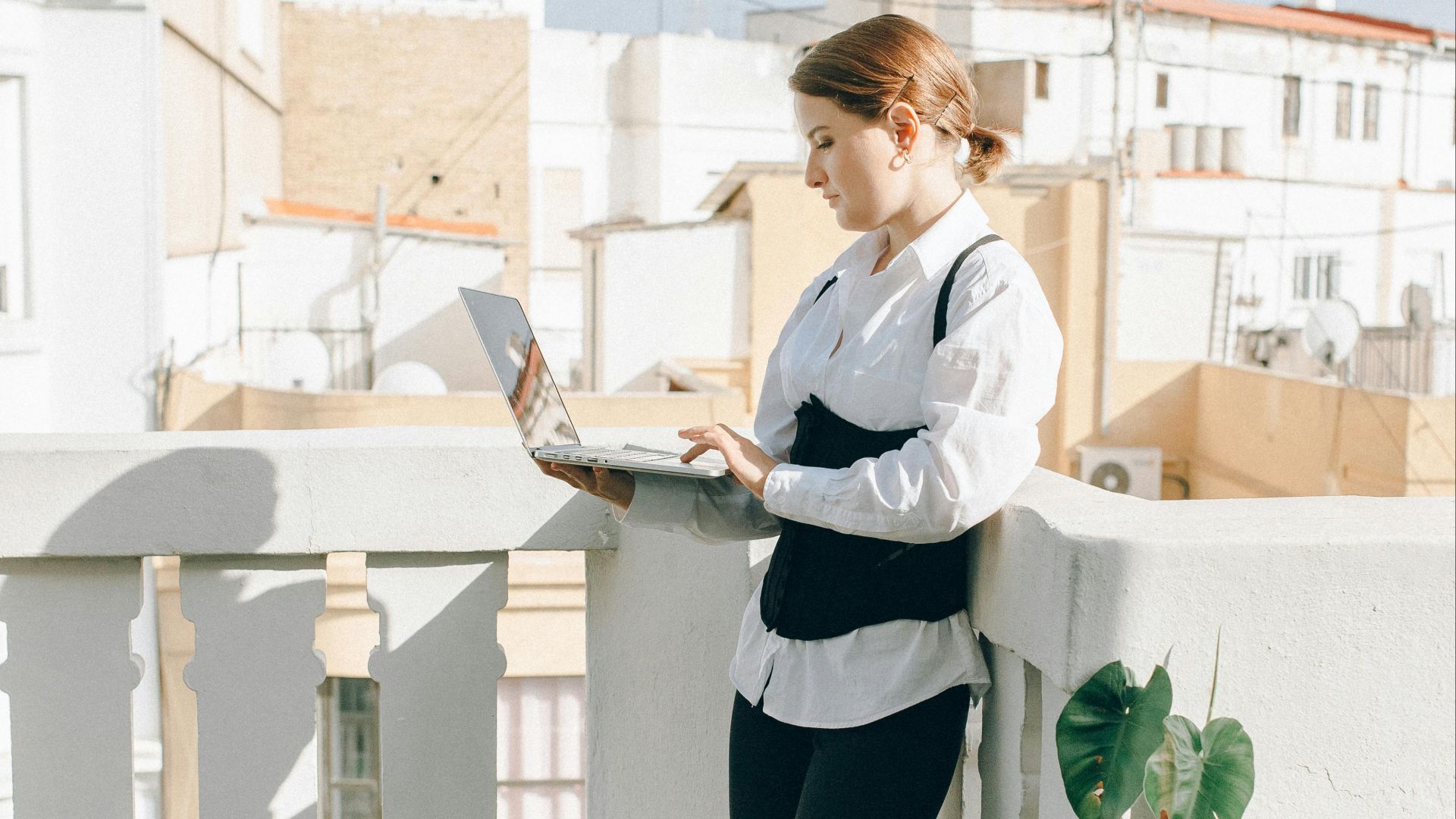 10. Utiliser un ordinateur portable à une hauteur inadaptée