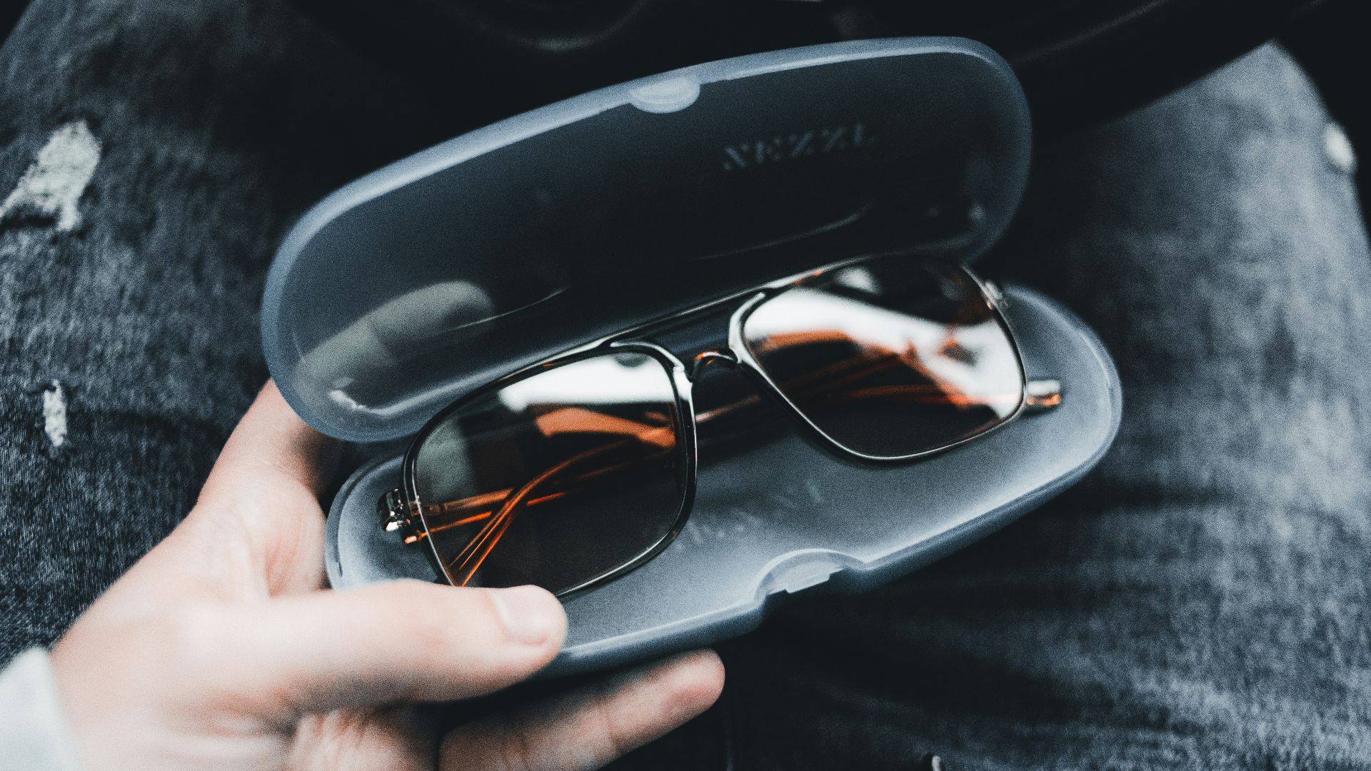 6. Lunettes de soleil dans un étui