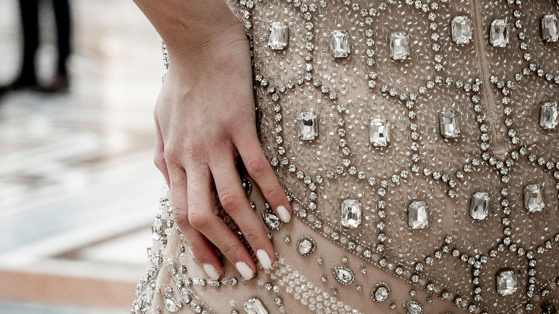 13. La robe recouverte de cristaux