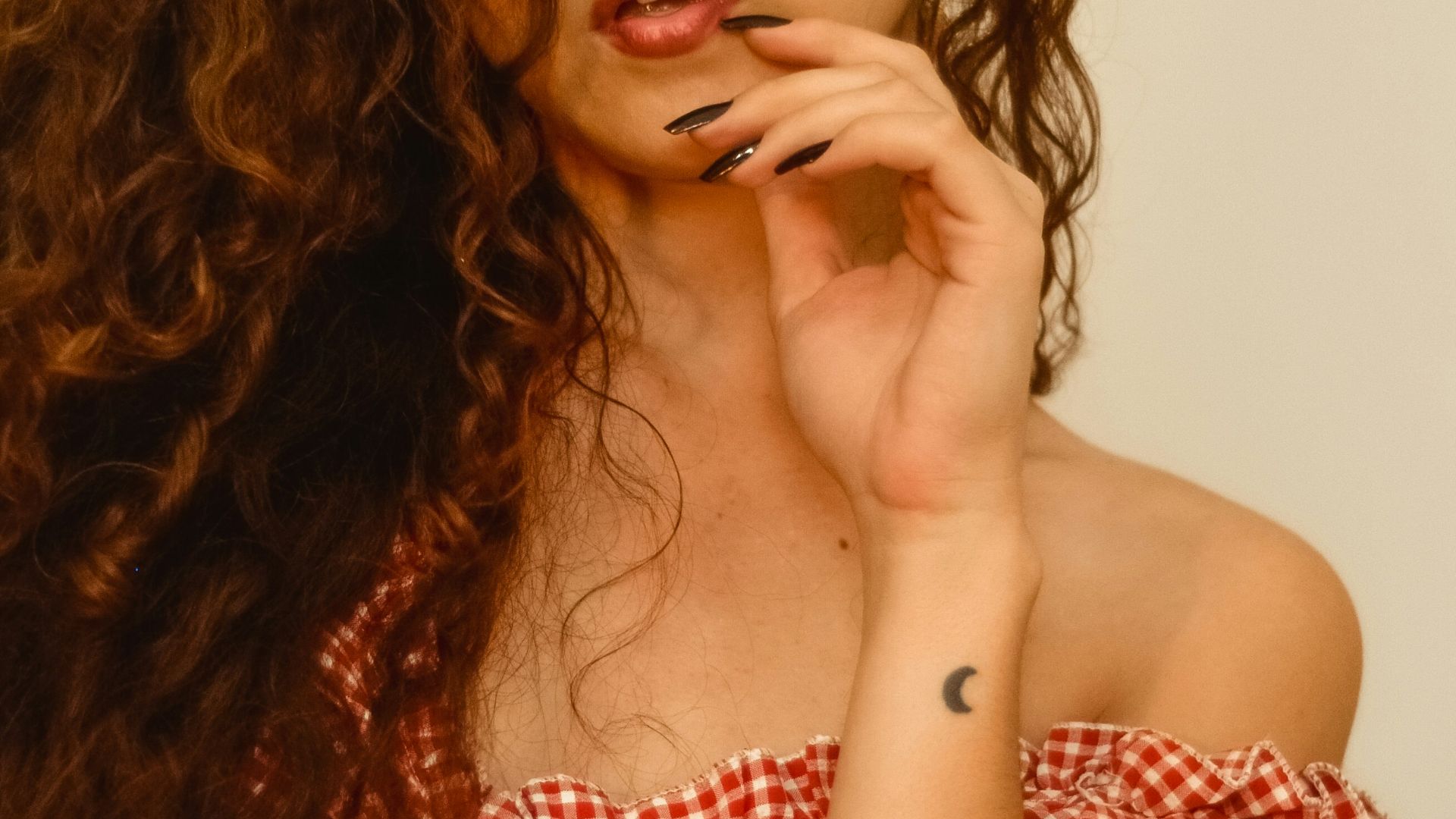 3. Tatouage minimaliste représentant la lune
