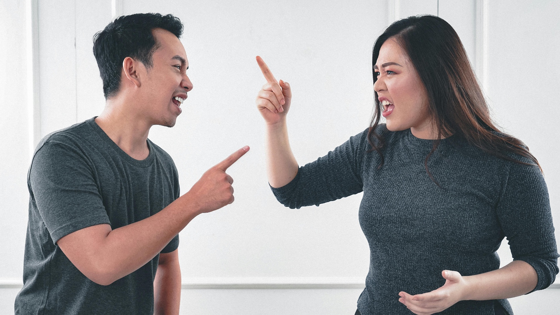 9. Tu ne cesses de remuer le passé de leurs relations