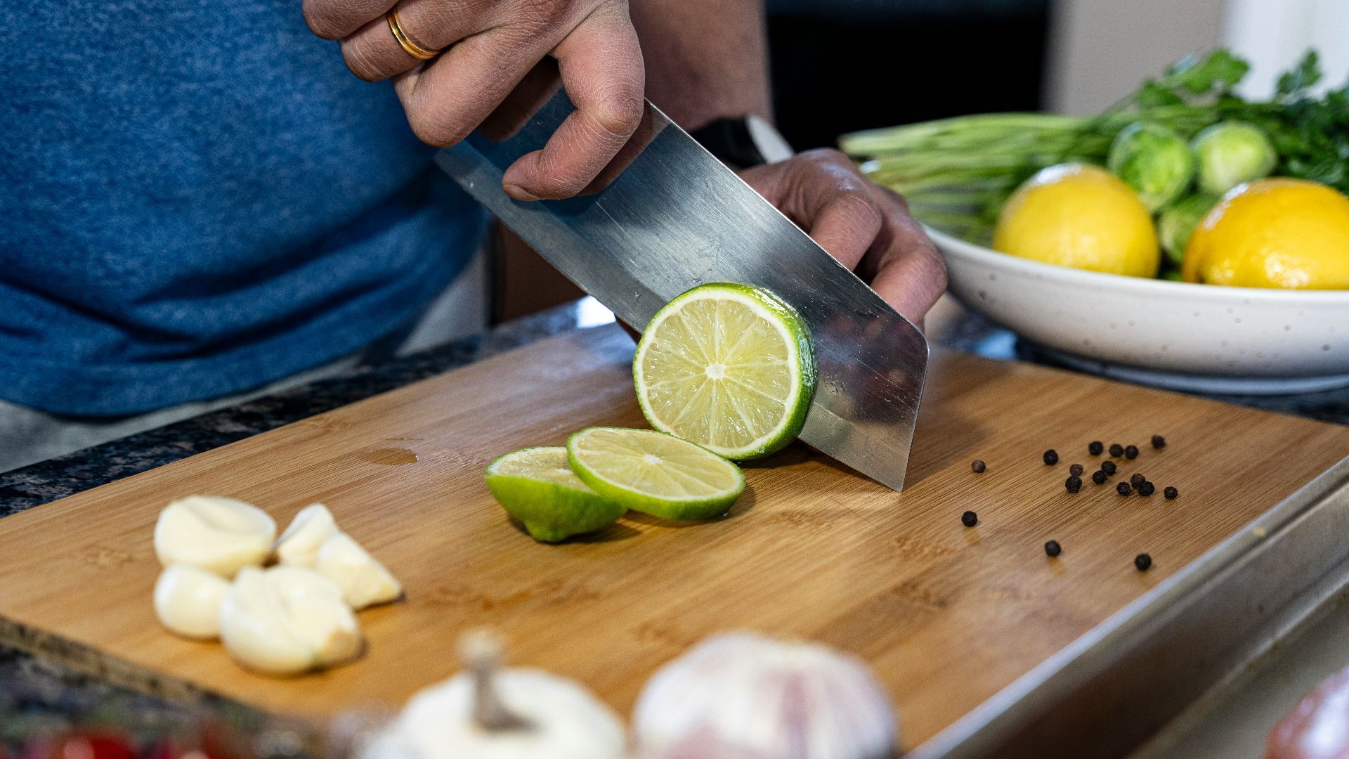 2. Laver et couper les légumes