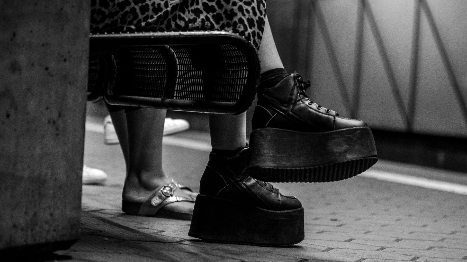 18. Chaussures à semelles compensées épaisses