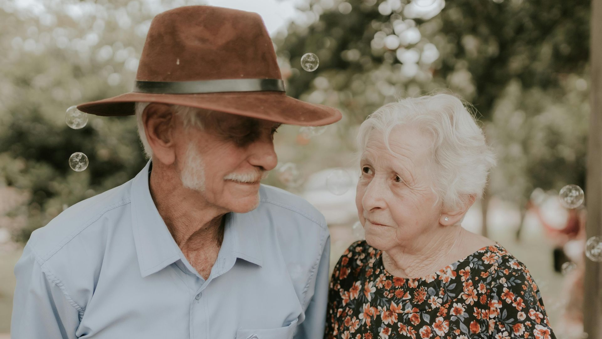 3. Les centenaires entretiennent généralement des liens sociaux solides