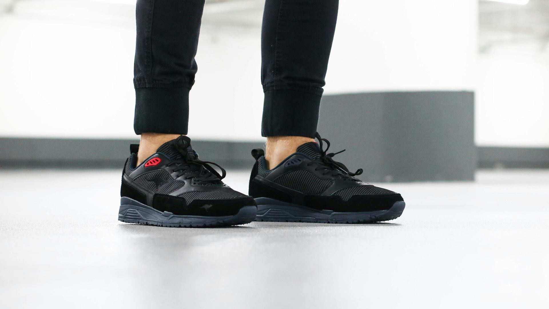 5. Baskets noires minimalistes