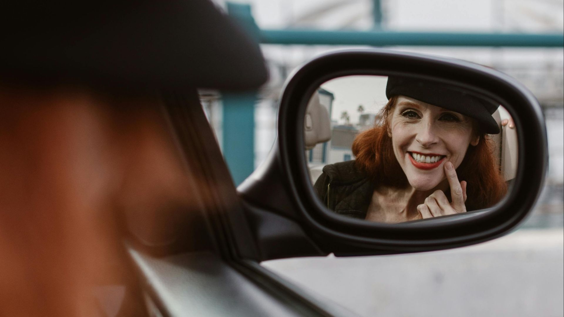 2. Ils vérifient leur reflet aux feux rouges