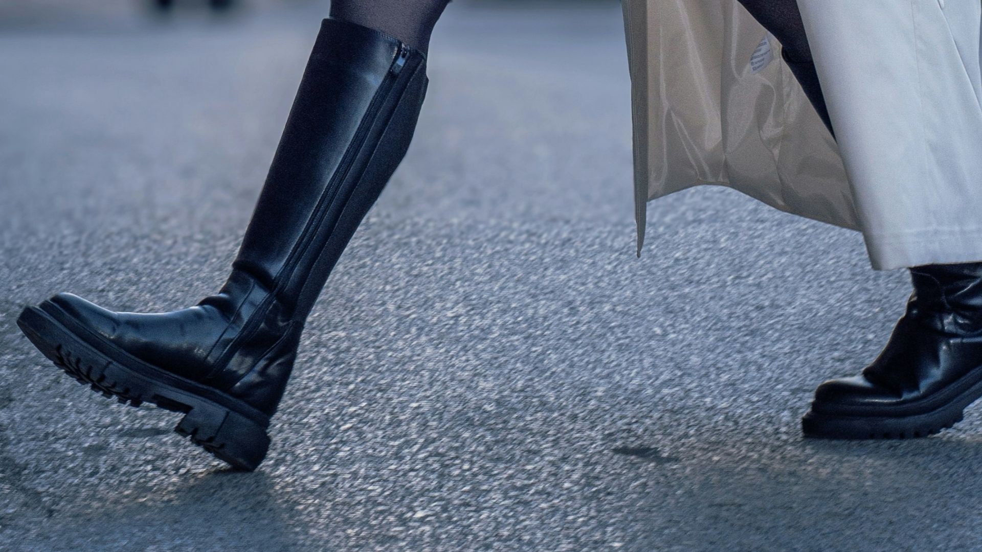 16. Bottes à semelles compensées très hautes