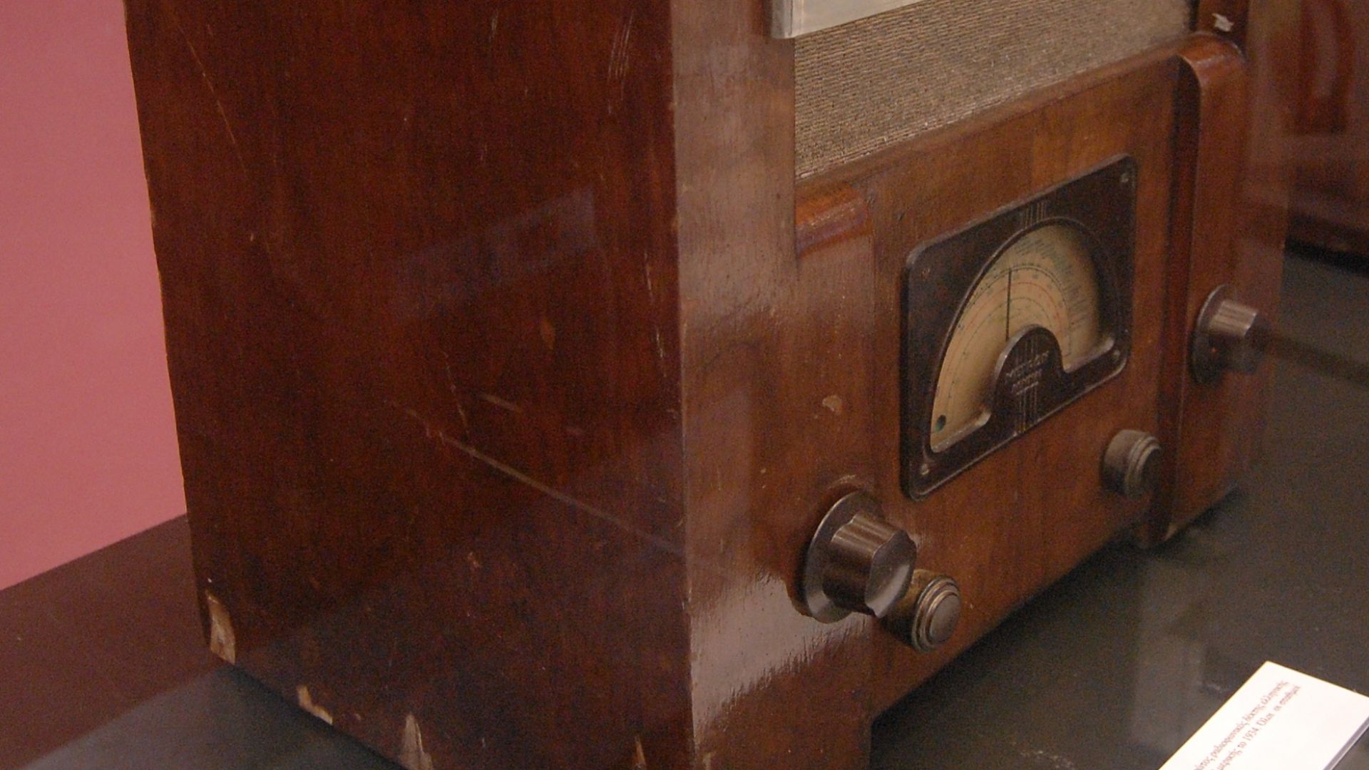 8. Une radio