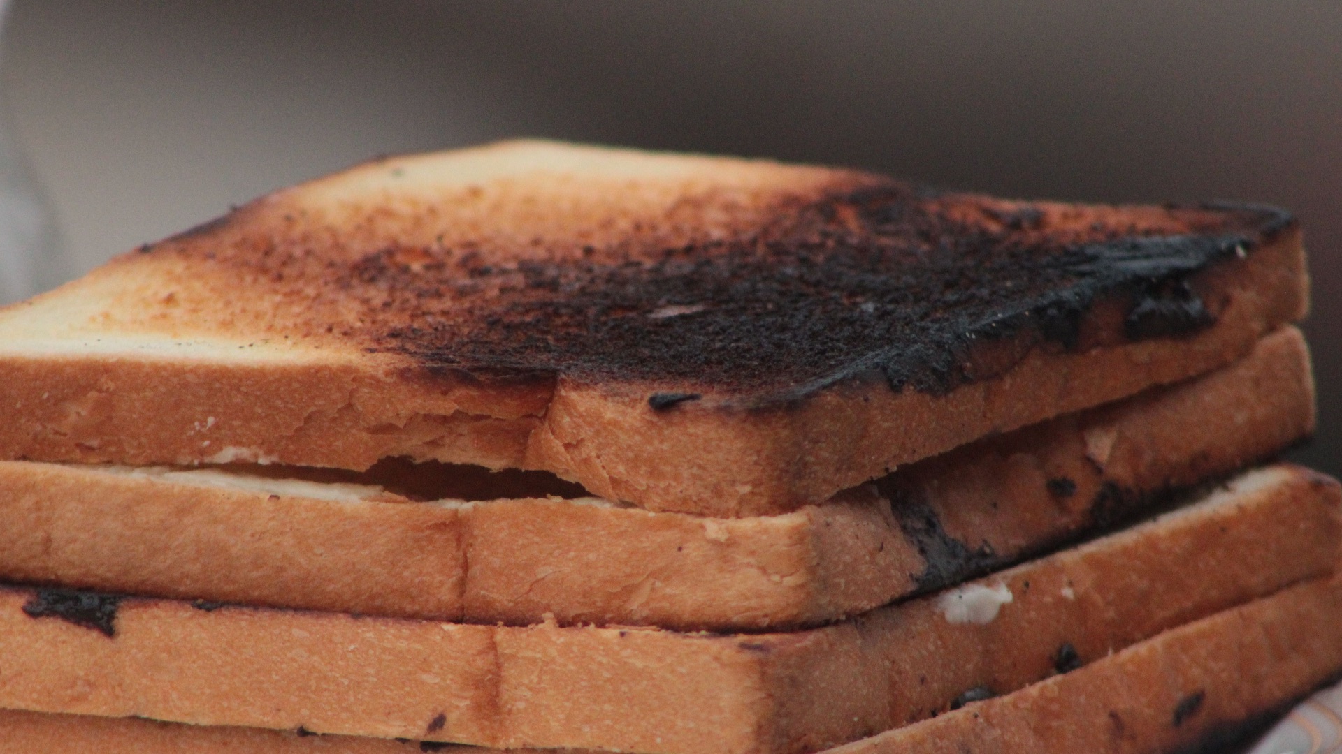 8. Grattez délicatement le pain grillé ou le pain