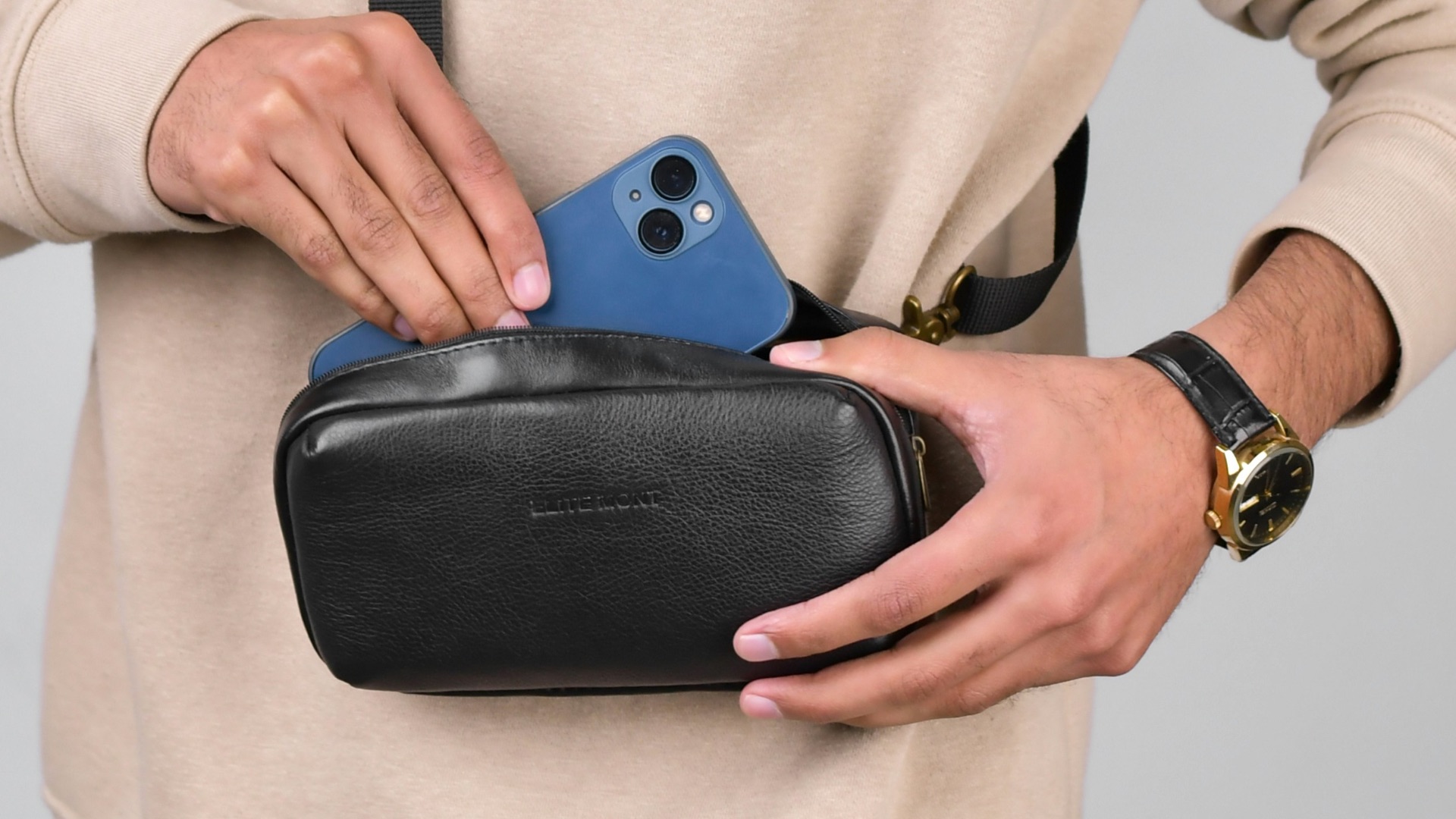 7. Un petit sac à bandoulière pour compléter une tenue décontractée et soignée