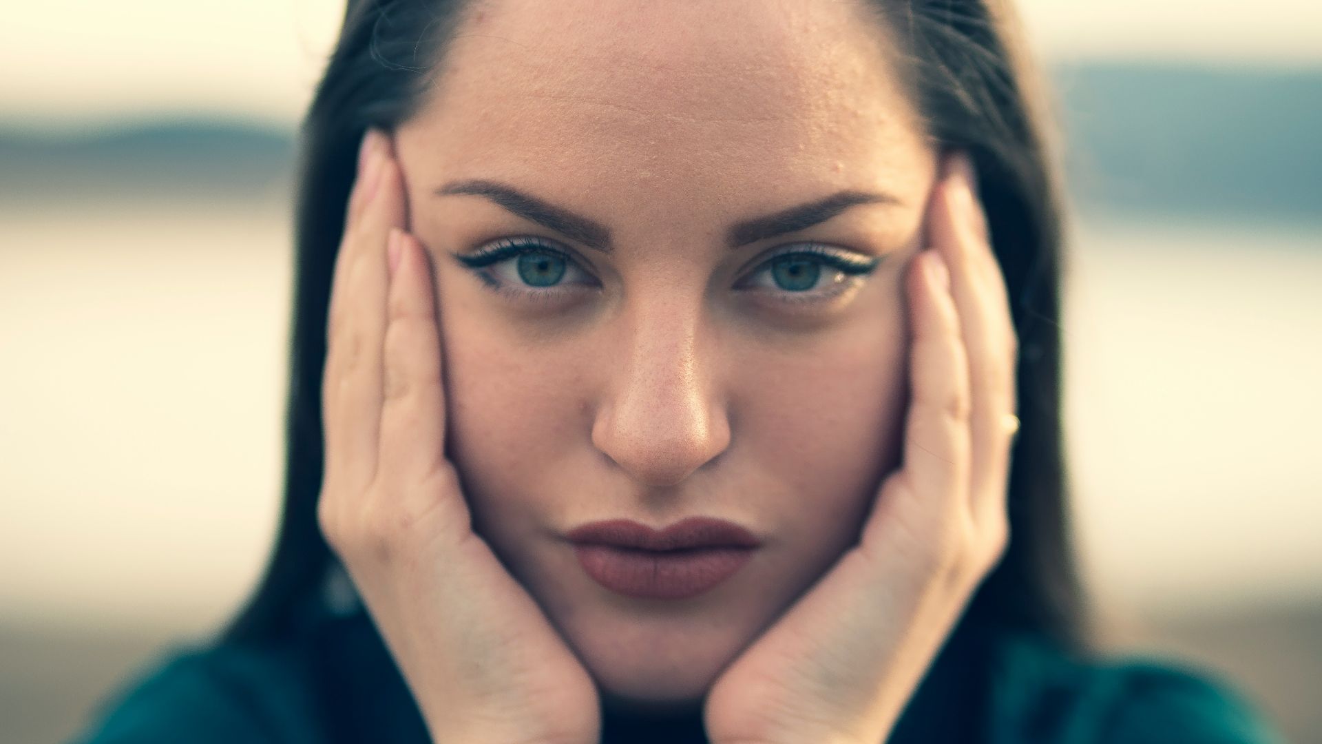 10 signes qui montrent que les autres femmes sont jalouses de toi et 10 qui montrent que les hommes le sont