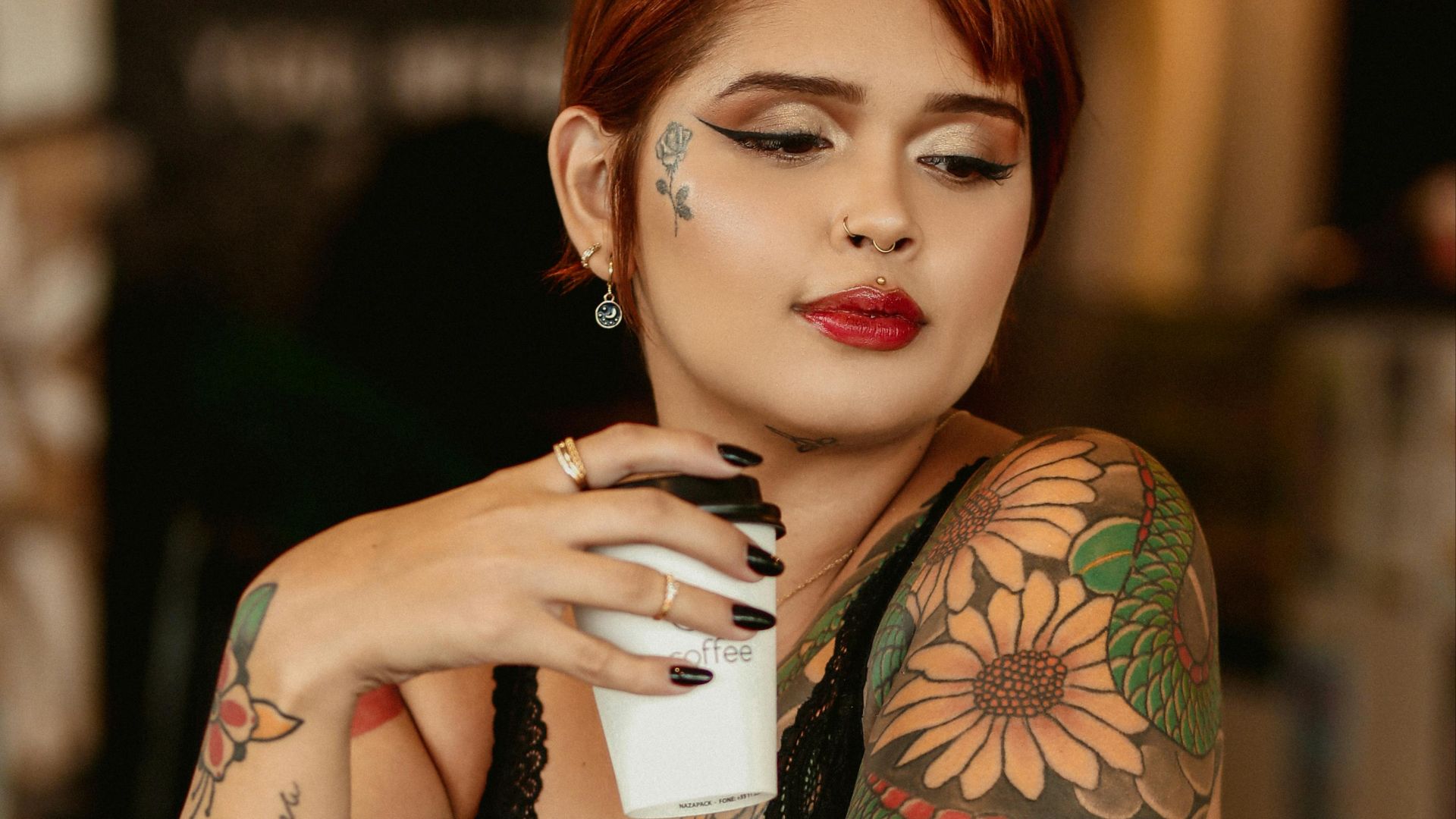 10 tatouages féminins que les hommes trouvent élégants et 10 qu’ils considèrent comme des signaux d’alarme