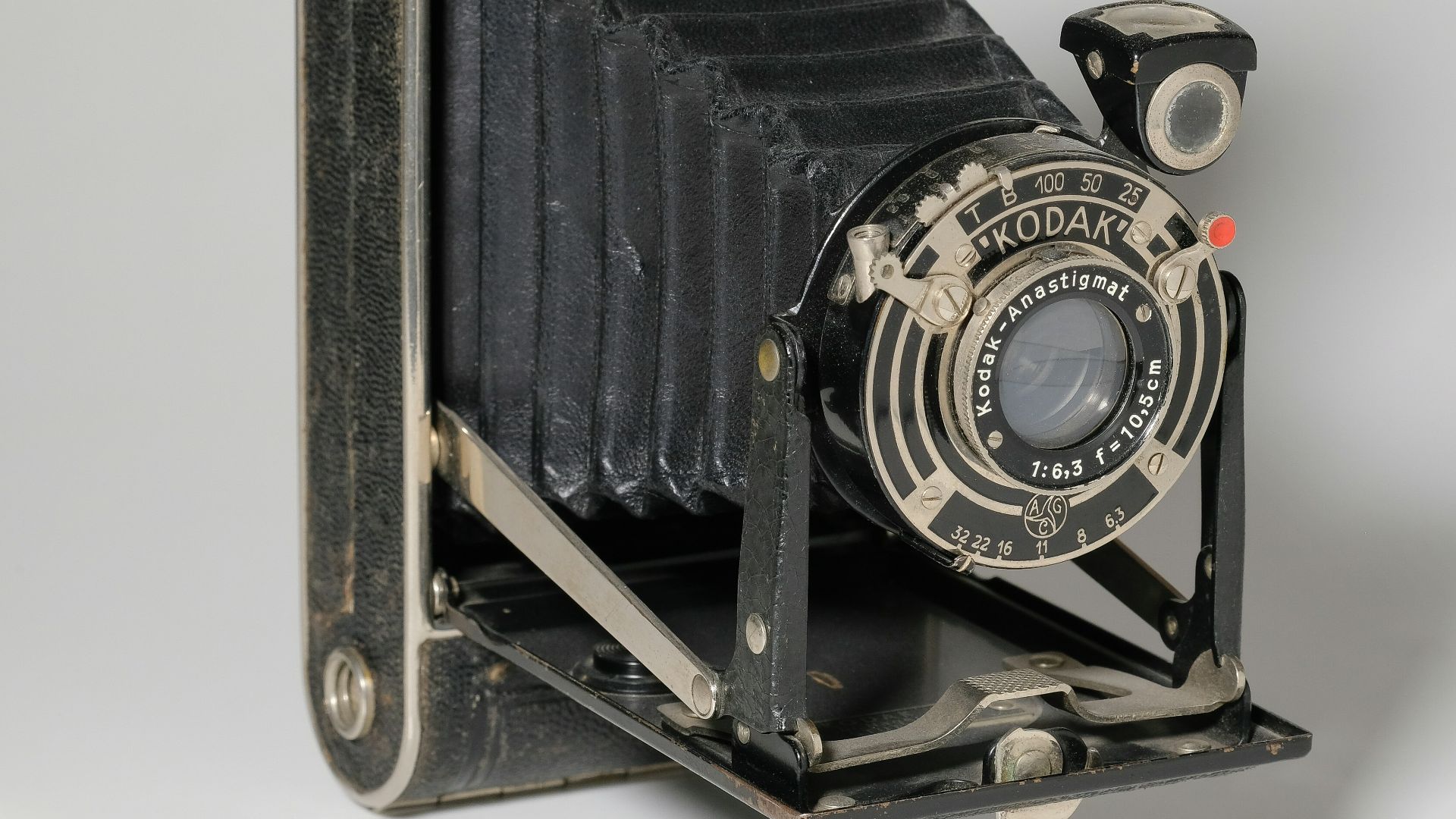 19. La première photographie représentant un être humain montrait une personne en train de se faire cirer les chaussures