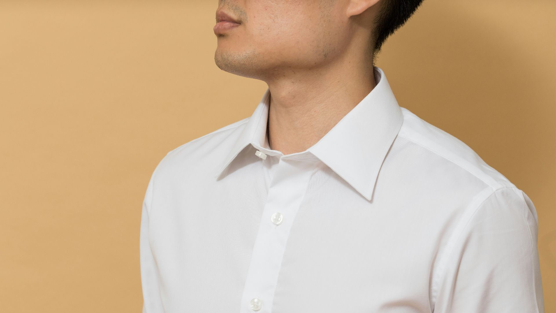 2. Chemises blanches impeccables à boutons