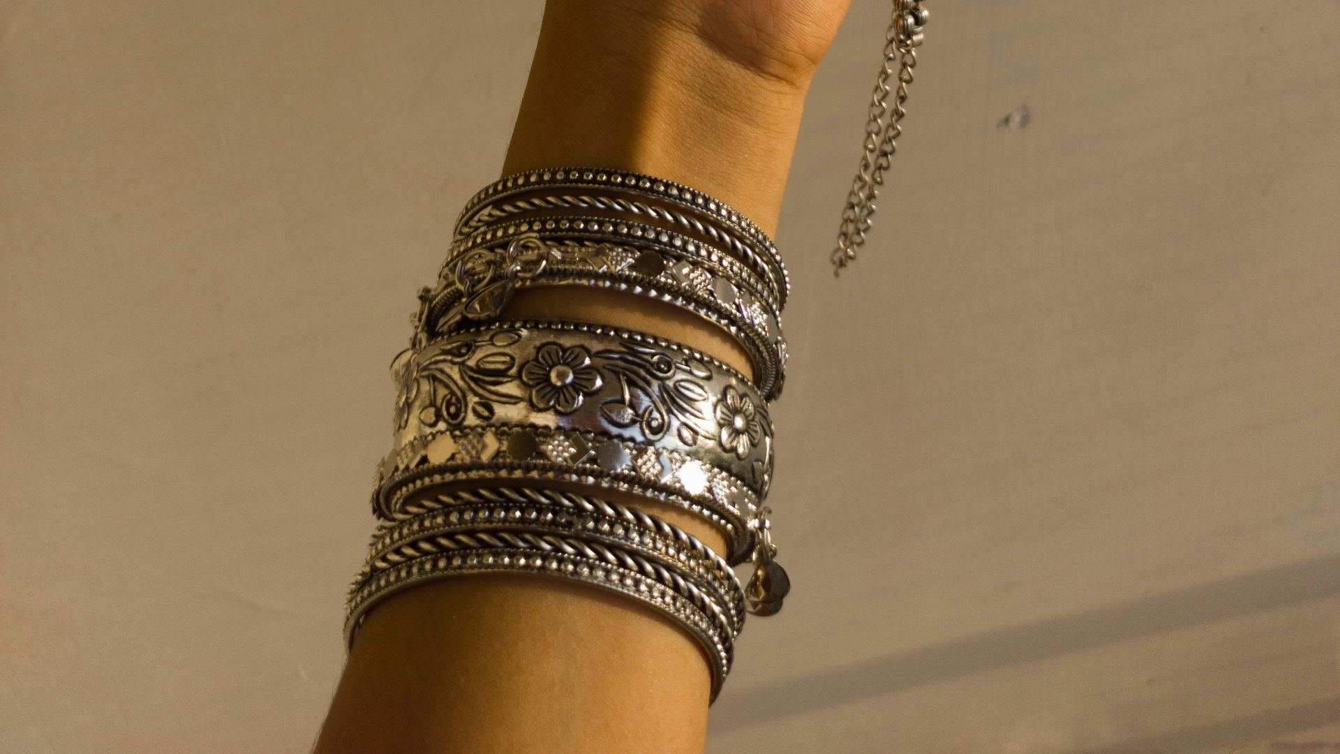 4. Bracelets superposés imposants