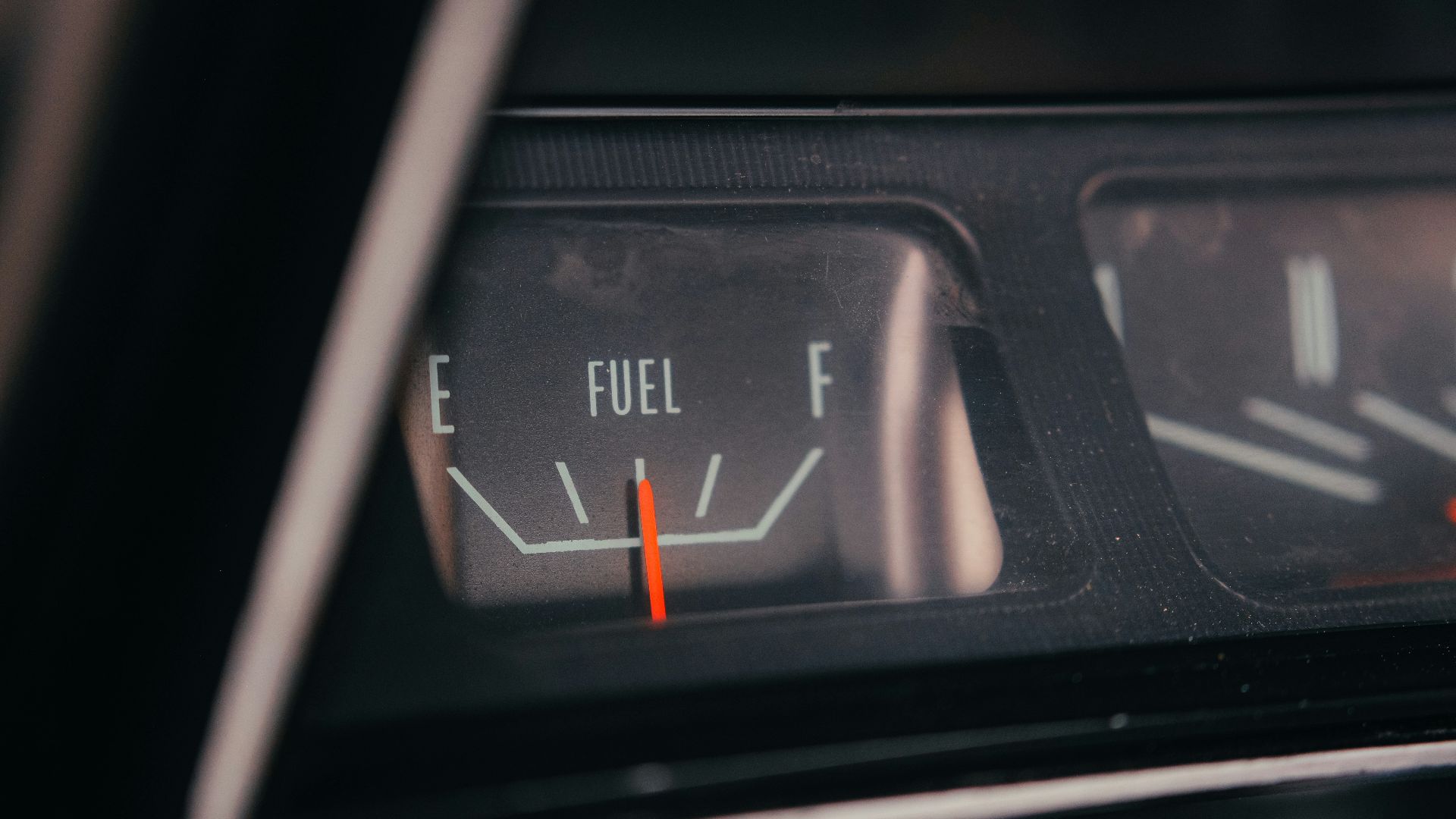 5. Jauge de carburant ou niveau de batterie