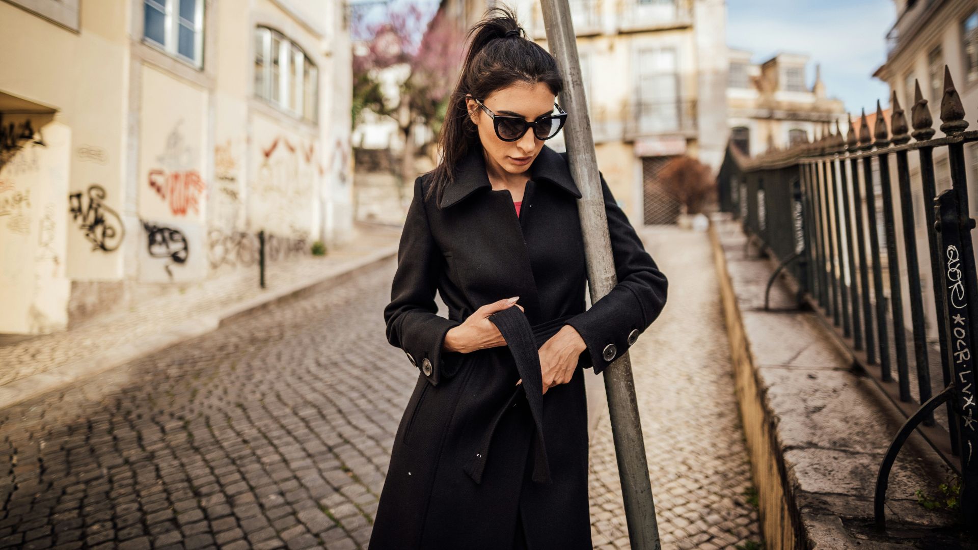 2. Un long manteau noir