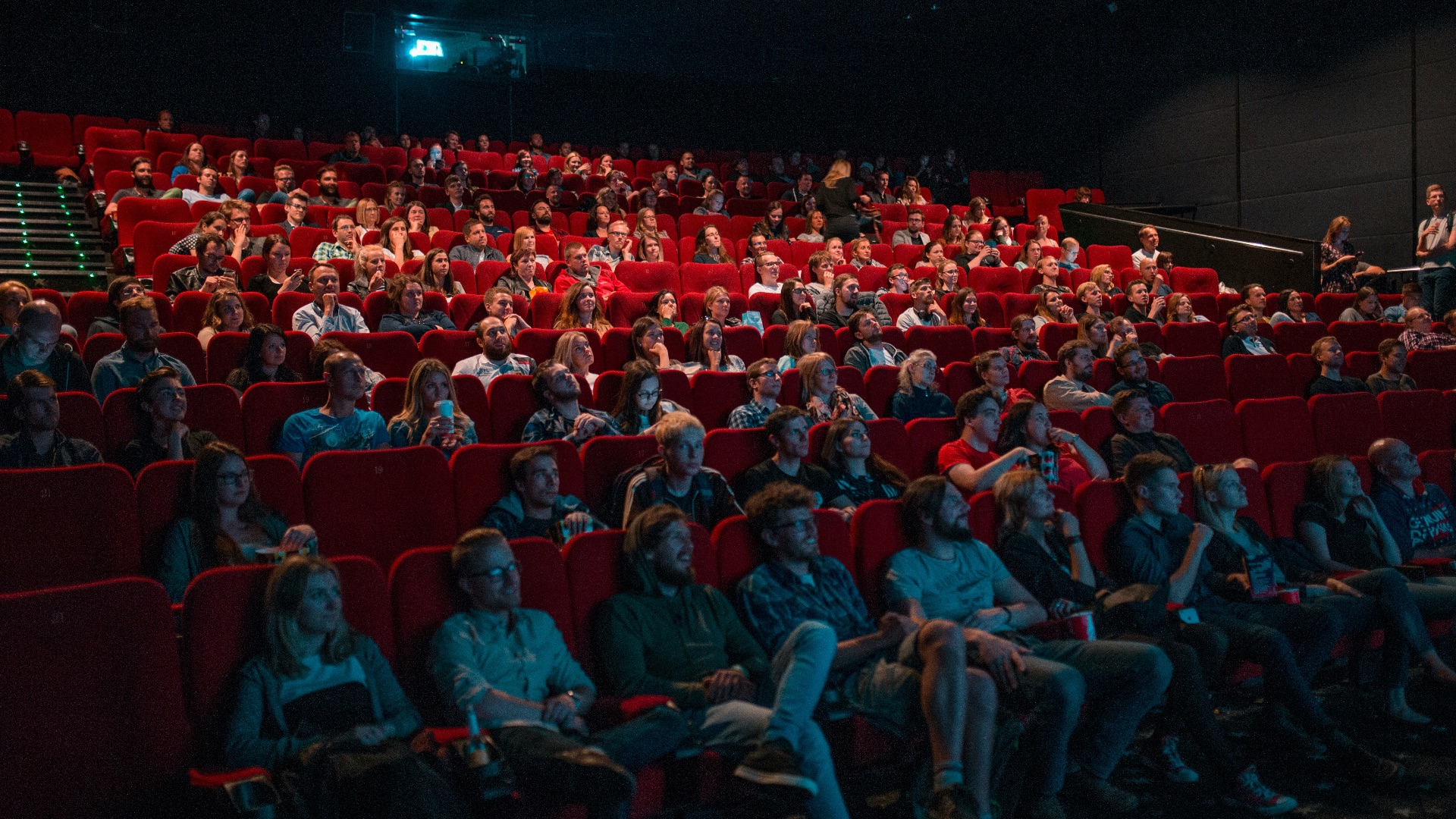 13. Dans une salle de cinéma bondée, toutes les places sont les pires