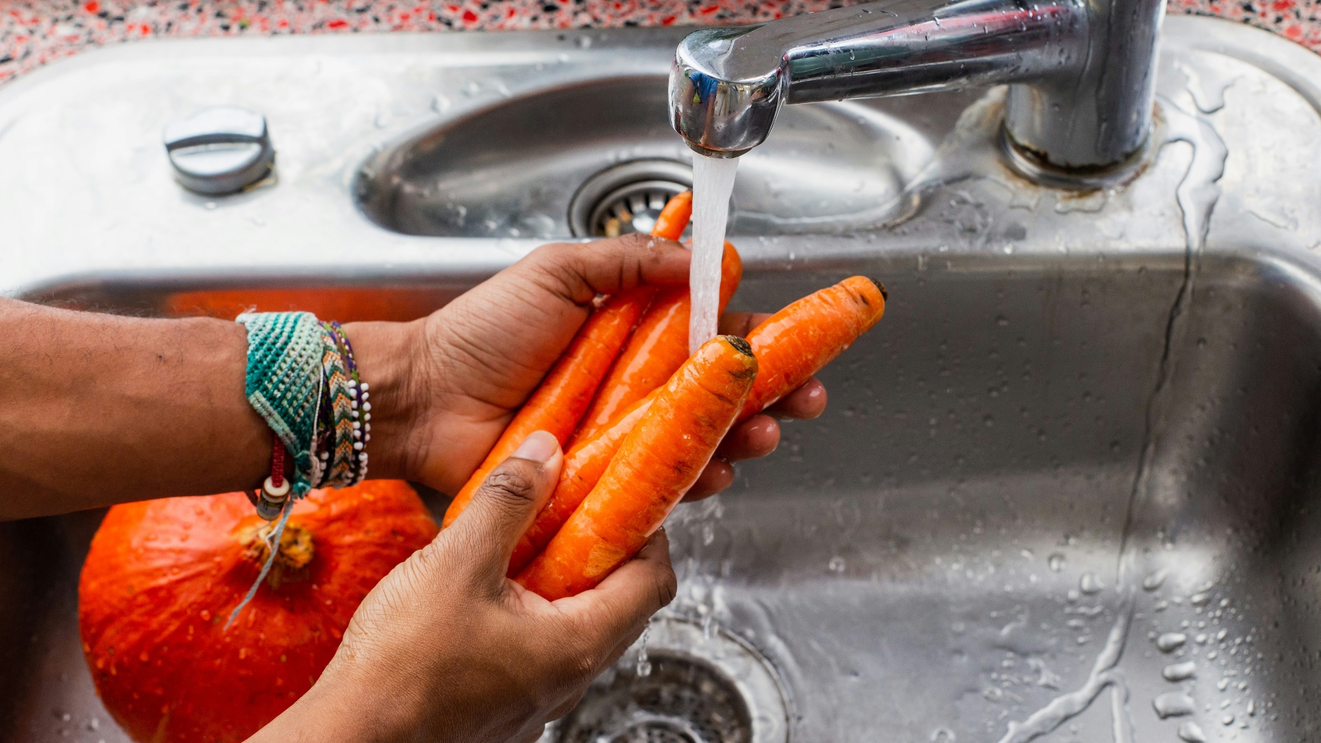 1. Lavez les fruits et légumes sous l'eau courante