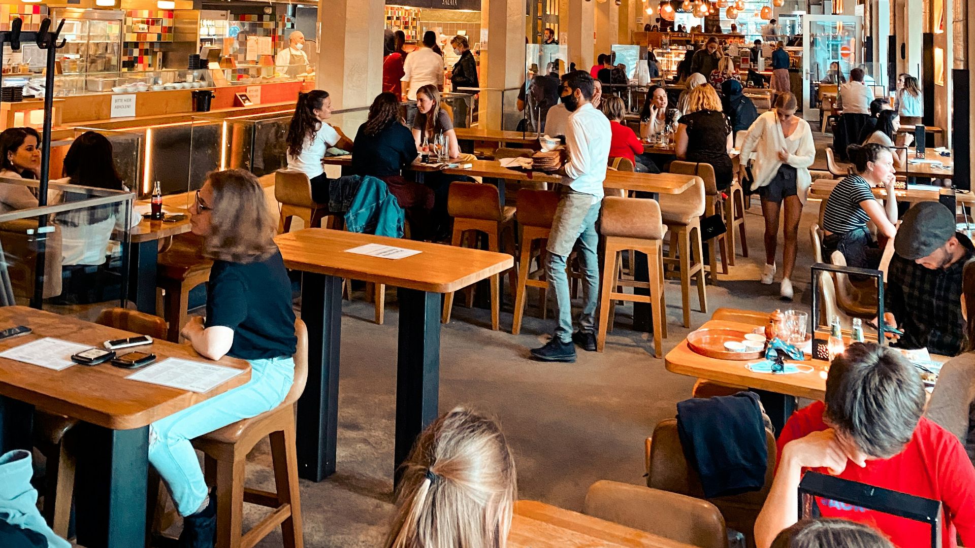 1. Une salle de restaurant toujours bondée